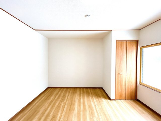 【洋室】 | 網走市駒場南１丁目４番２８号　中古売家 | 【リフォーム済】1階東側6帖和室はクッションフロア仕上げの洋室にリフォーム致しました。クロスも張り替えて照明を新品交換致しました。