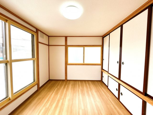 【洋室】 | 網走市駒場南１丁目４番２８号　中古売家 | 【リフォーム済】2階西側和室はクッションフロア仕上げの洋室へリフォームしました。クロスも張り替えて照明を新品交換致しました。