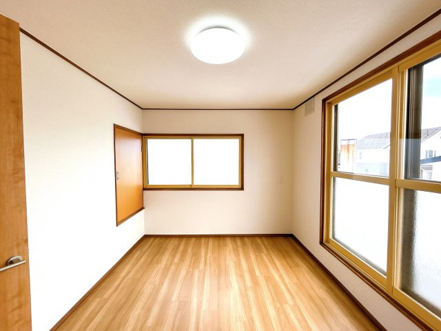 【洋室】 | 網走市駒場南１丁目４番２８号　中古売家 | 【リフォーム済】2階東側6帖洋室はクッションフロアに張り替えてクロスと照明を新品交換いたしました。