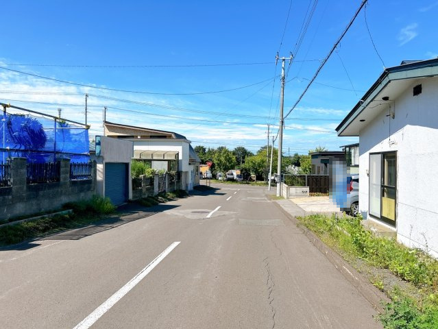 【前面道路含む現地写真】 | 網走市駒場南１丁目４番２８号　中古売家 | 【前面道路】幅員6ｍの公道に接道しております。車通りも少なくて安心ですよ。