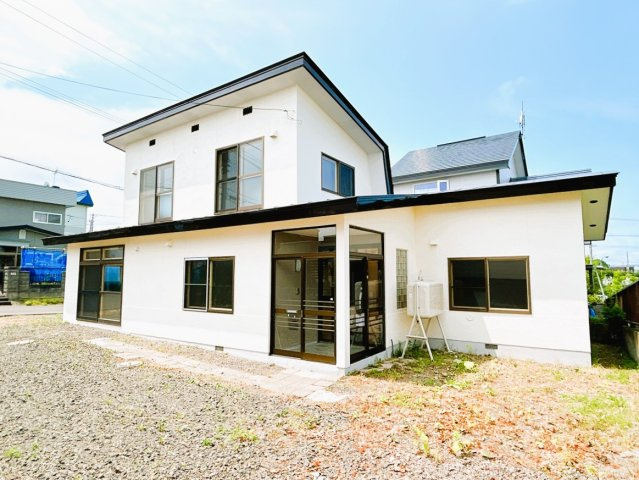 【外観】 | 網走市駒場南１丁目４番２８号　中古売家 | 価格には消費税、リフォーム費用を含みます。