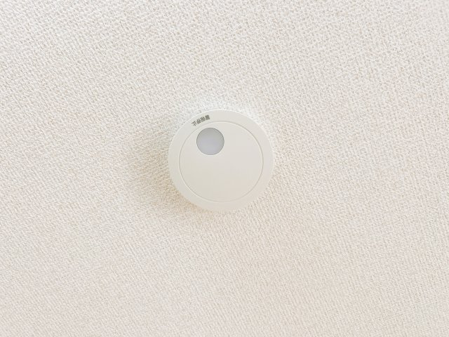 【防犯設備】 | 網走市駒場南１丁目４番２８号　中古売家 | 【リフォーム済】全居室に火災警報器を新設しました。キッチンには熱感知式、その他のお部屋や階段には煙感知式のものを設置し、万が一の火災も大事に至らないように備えます。電池寿命約10年です。