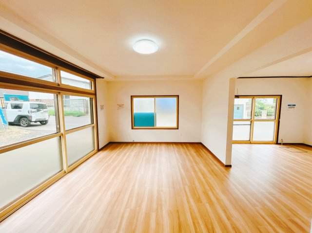 【居間・リビング】 | 網走市駒場南１丁目４番２８号　中古売家 | 【リフォーム済】クロス、クッションフロアを張り替えて照明を新品交換致しました。南側に窓があり明るいリビングです。