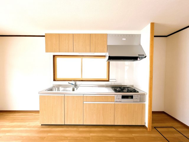 【キッチン】 | 網走市駒場南１丁目４番２８号　中古売家 | 【リフォーム済】新品のシステムキッチンに交換致しました。またクロスを張り替えて照明を新品交換致しました。