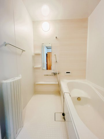 【浴室】 | 網走市駒場南１丁目４番２８号　中古売家 | 【リフォーム済】お風呂は１坪タイプのユニットバスへと変更致しました。１坪サイズなので足をのばすことができて快適です。