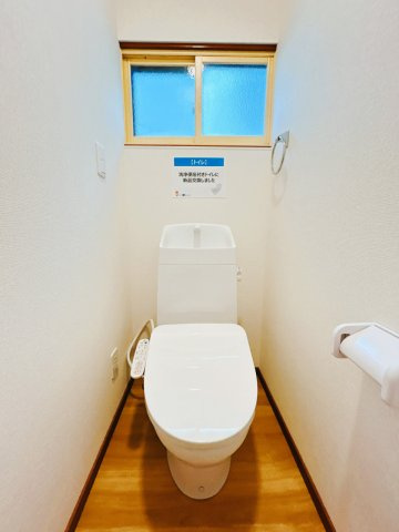 【トイレ】 | 網走市駒場南１丁目４番２８号　中古売家 | 【リフォーム済】便器を新品交換致しました。またクロス、クッションフロアを張り替えて照明を新品交換致しました。