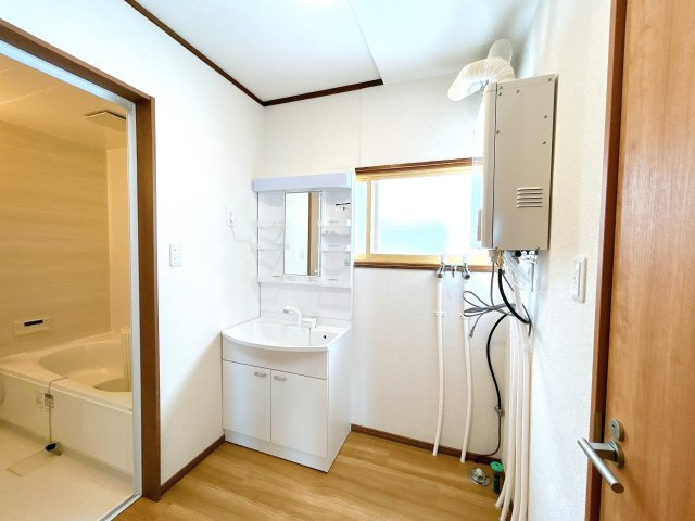 【脱衣所】 | 網走市駒場南１丁目４番２８号　中古売家 | 【リフォーム済】クロス、クッションフロアを張り替えて照明を新品交換致しました。洗濯機置き場もしっかり確保されています。