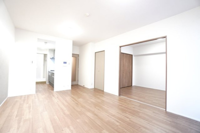 【居間・リビング】 | 【上質リフォーム】ローレルコート丹那ハイツD・ソレイユ館 | 【約14.9帖LDK】
デザインリフォームされた室内は
良い雰囲気になっております。
リノベーションで付加価値をプラスし、
ただの『住まい』ではなく『癒しのある空間』
に仕上がっております♪