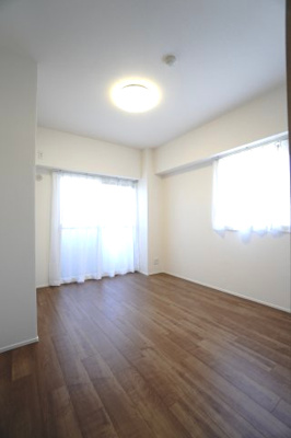 【洋室】 | 【上質リフォーム】ローレルコート丹那ハイツD・ソレイユ館 | 【洋室約5.6帖】
心と体をゆったりと安らげる主寝室。
寝室のゆとりが大きい分だけ、
暮らしの安らぎは深まります。
一日の疲れを癒すだけでなく、
ご夫婦の親密な語らいを紡ぎ出します。
