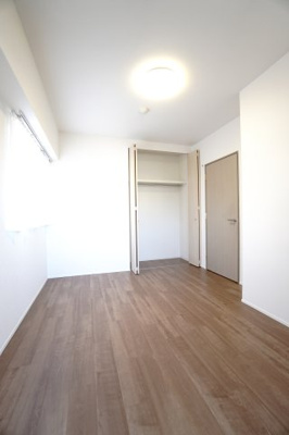 【洋室】 | 【上質リフォーム】ローレルコート丹那ハイツD・ソレイユ館 | 【洋室約5.6帖】
どんな家具や敷物でも部屋に馴染みやすく、
コーディネートがし易そうですね。
配置も柔軟に対応できるので身の回りの整理もし易い！
自分好みの空間に出来そうですね！
