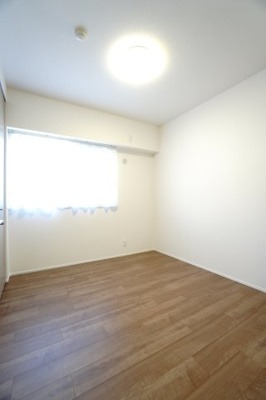 【洋室】 | 【上質リフォーム】ローレルコート丹那ハイツD・ソレイユ館 | 【洋室約4.6帖】
居室にはクローゼットを完備。
自由度の高い家具の配置が叶うシンプルな空間です。
お子様の成長と人数と共に必要になる
子供部屋にもぴったりの間取りですね。
