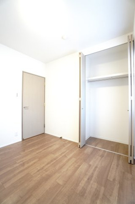 【洋室】 | 【上質リフォーム】ローレルコート丹那ハイツD・ソレイユ館 | 【洋室約4.6帖】
こども部屋をコーディネート！このぐらいの広さがあれば、 
お子さんの好きな色やモチーフを使ったコーディネートで、
勉強もお片付けも全部楽しいお気に入りの空間にしていけそうですね！