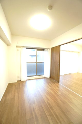 【洋室】 | 【上質リフォーム】ローレルコート丹那ハイツD・ソレイユ館 | 【洋室約5.7帖】
在宅勤務・リモートワークの書斎や、
趣味やくつろぎのスペースとしても。
家族と一緒に楽しい時間を過ごす中にも、
一人でくつろげる時間と場所は特に良いですね。