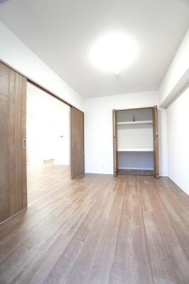 【洋室】 | 【上質リフォーム】ローレルコート丹那ハイツD・ソレイユ館 | 【洋室約5.7帖】
将来、家族構成が変わった時等、第2子供部屋としても活用できそうですね！
勿論、エアコンの先行配管もしてあるので、壁付けのエアコン設置OKです！
快適な居室環境で過ごせそうです！