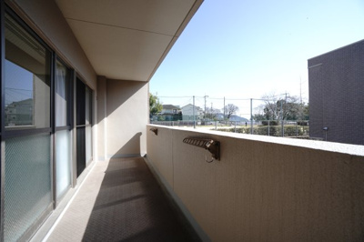 【バルコニー】 | 【上質リフォーム】ローレルコート丹那ハイツD・ソレイユ館 | 【バルコニー】
リビング全面が接するワイドバルコニー。
前面の建物が邪魔することなくよく陽が当たり、お洗濯物もすぐ乾きそう！
この位の広さがあると、エアコン室外機を置いても十分なスペースを保てます。