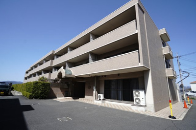 【外観】 | 【上質リフォーム】ローレルコート丹那ハイツD・ソレイユ館 | 【耐震性】
耐震性の高さを判断するポイントは、
建築確認申請日が1981年6月1日以降の
新耐震基準に適合しているかどうか。
震度６程度の大地震でも
建物が崩壊しないレベルが基準になりました。