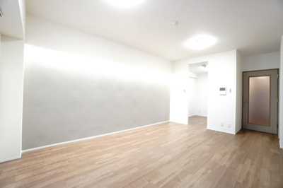 【洋室】 | 【上質リフォーム】ローレルコート丹那ハイツD・ソレイユ館 | 【約14.9帖】
西側壁面には、間接照明を用いたアクセントウォールとなっていて、
空間のフォーカルポイントとるようにいたしました。
また、部屋の奥行や広がりを感じさせるポイントとなっています。