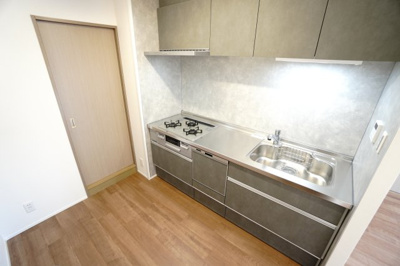 【キッチン】 | 【上質リフォーム】ローレルコート丹那ハイツD・ソレイユ館 | 【キッチンルーム】
洗面所や廊下へウォークスルーできる家事時短の王様！回遊動線の独立型キッチン！
来客時に手元や調理場を見られることなく調理ができ、
隣接するリビングやダイニングに油や煙が広がりにくい