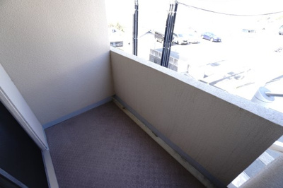 【バルコニー】 | 【上質リフォーム】ローレルコート丹那ハイツD・ソレイユ館 | 【バルコニー】
少し控え目なサイズですが、お洗濯物も干すことができます。
また、鉢植え植物を育てる場所にも良いですね。