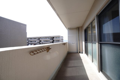 【バルコニー】 | 【上質リフォーム】ローレルコート丹那ハイツD・ソレイユ館 | 【バルコニー】
リビング全面が接するワイドバルコニー。
前面の建物が邪魔することなくよく陽が当たり、お洗濯物もすぐ乾きそう！
この位の広さがあると、エアコン室外機を置いても十分なスペースを保てます。