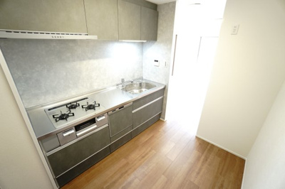 【キッチン】 | 【上質リフォーム】ローレルコート丹那ハイツD・ソレイユ館 | ☆キッチンの特徴☆
・クリナップ社製
・ウォークスルーキッチン
・エンボス加工ステンレスワークトップ
・ハンドシャワー水栓
・食器洗い乾燥機
・フラットスリムレンジフード
・換気扇幕板が他の面材と同色