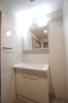 【独立洗面台】 | 【上質リフォーム】ローレルコート丹那ハイツD・ソレイユ館 | 【コスメカウンター】
TOTO社製のフラット鏡がお掃除し易い3面鏡洗面化粧台！
鏡後ろ、ボウル下にも大容量収納！すべり台ボウル」はゆったりとして
作業のしやすいひろびろスペースで泡やもがスイスイ流れる