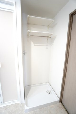 【独立洗面台】 | 【上質リフォーム】ローレルコート丹那ハイツD・ソレイユ館 | 【パウダールーム】
嬉しい、タオル掛け付きの2段可動式のリネンラック。
しかも装着が楽なワンタッチ式の給水栓！
洗濯機置場はドラム式の洗濯機も入るサイズですが、
お手持ちのサイズが入るか要確認です！