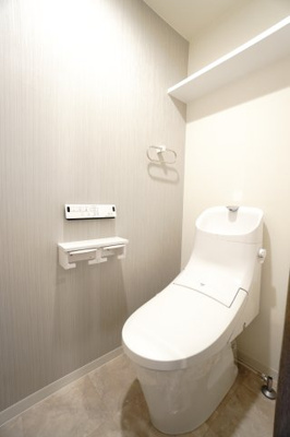 【トイレ】 | 【上質リフォーム】ローレルコート丹那ハイツD・ソレイユ館 | 【レストルーム】
LIXIL社製！
フチをなくした便器形状。お掃除はサッとひとふきで完了！
渦を巻くようなパワーストリーム洗浄！
少ない水で洗い流します。
もしもの時も慌てないツインペーパーホルダー！