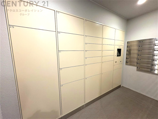 宅配ボックスは荷物の受け取りや配達が便利で安全です。不在時でも荷物が確保され、盗難や損傷のリスクが減少。受け取り時間の柔軟性が向上。外出先からでも荷物の受け取りや預けが可能となります。