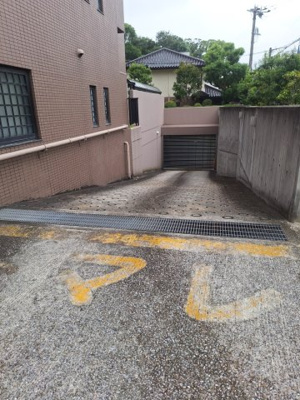 【駐車場】 | セレナ夙川 | 地下駐車場へのスロープ。シャッター付き。