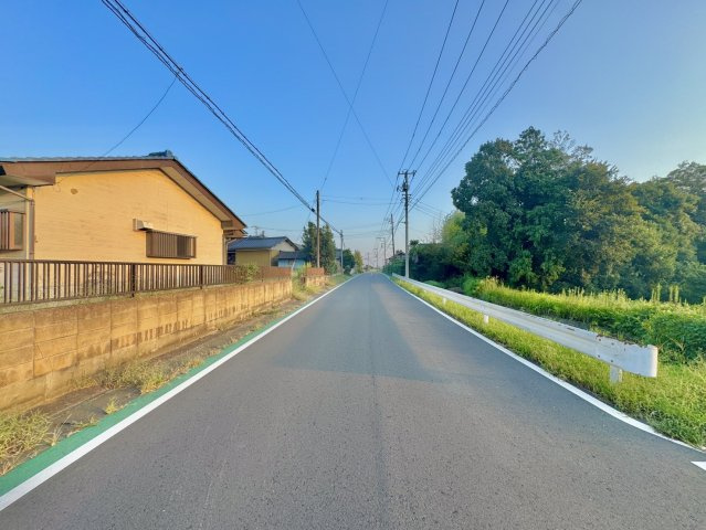 那珂市戸中古戸建の前面道路含む現地写真