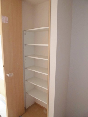 キッチン横の収納