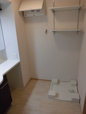 洗面所内に洗濯機置場ございます。