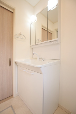 三面鏡になる洗髪洗面化粧台♪