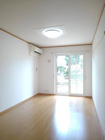 ヴィラノールＦの居間・リビング|こちらの居間で趣味の時間をお楽しみください