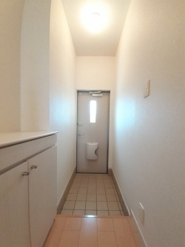 ヴィル・フォーレⅣの玄関|ゆったりとした玄関です