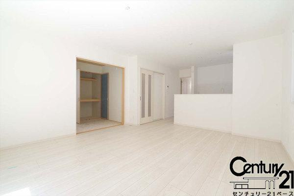 柏原市法善寺３丁目 ２号棟 ／新築一戸建の内観：施工例|■ご家族でくつろいでいただける広々したリビングです！全窓ペアガラス標準装備！■