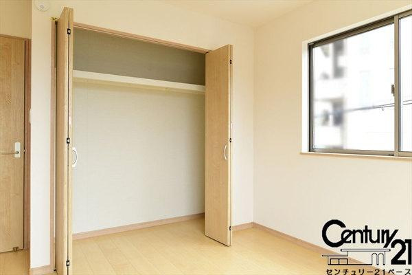 柏原市法善寺３丁目 ２号棟 ／新築一戸建の内観：施工例|■冬物のコートや季節のものなどたくさんしまえる広さ！■
