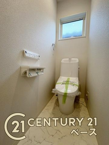 柏原市大正３丁目 ２号地 ／新築一戸建のトイレ|■現地撮影写真■フチなし＆トルネード洗浄でお掃除も楽らく！ウォシュレット付きです！