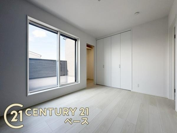 柏原市大正３丁目 ２号地 ／新築一戸建の洋室|■現地撮影写真■バルコニーに面した開放感のあるお部屋です！