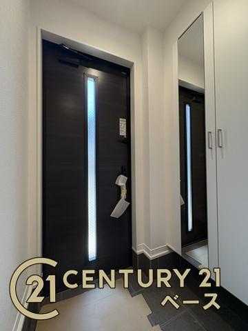 柏原市大正３丁目 ２号地 ／新築一戸建の玄関|■現地撮影写真■すっきりとした明るい玄関が家族やお客様を迎えてくれます！