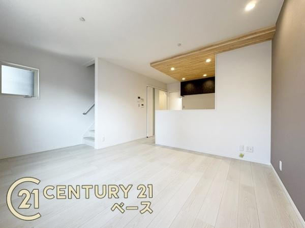 柏原市大正３丁目 ２号地 ／新築一戸建の居間・リビング|■現地撮影写真■家計と環境に優しい！一部窓には断熱性・保温性に優れたペアガラスを使用しています！