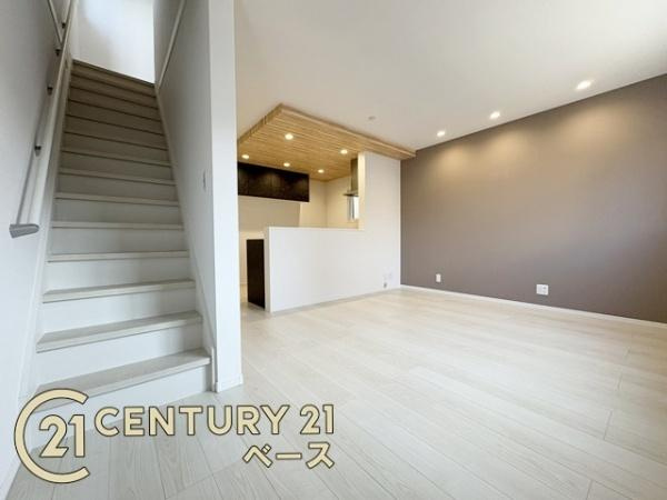 柏原市大正３丁目 ２号地 ／新築一戸建の居間・リビング|■現地撮影写真■家族団欒も快適な広々としたリビング！