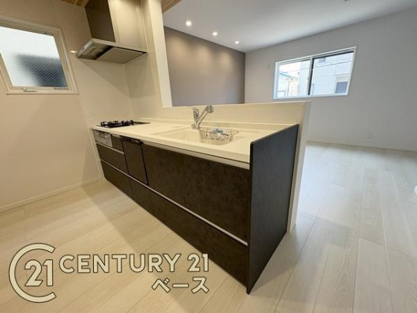 柏原市大正３丁目 ２号地 ／新築一戸建のキッチン|■現地撮影写真■収納力と使いやすさを追求したシステムキッチンです！食洗機付きで毎日の洗い物も楽々！