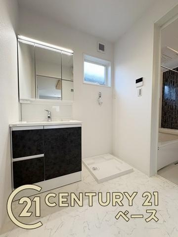 柏原市大正３丁目 ２号地 ／新築一戸建の独立洗面台|■現地撮影写真■三面鏡タイプのミラーキャビネット！収納スペースも豊富です！