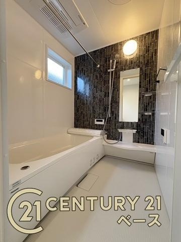 柏原市大正３丁目 ２号地 ／新築一戸建の浴室|■現地撮影写真■床は水ハケが良く、乾きやすいのでカビの発生も軽減！