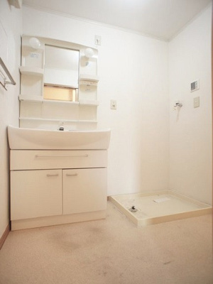 【洗面所】 | ポニーヒルズＢ | 洗髪洗面化粧台と洗濯機置き場があります♪