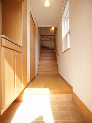 【玄関】 | ポニーヒルズＢ | 1階玄関！たくさん収納できるシューズボックスが付いています♪