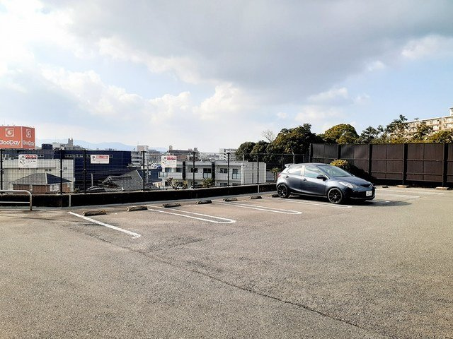 スカイエル長尾の駐車場