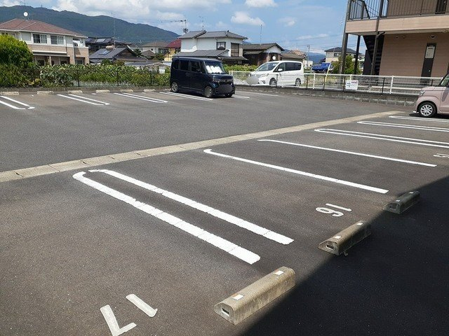 スプリング　コートⅡの駐車場